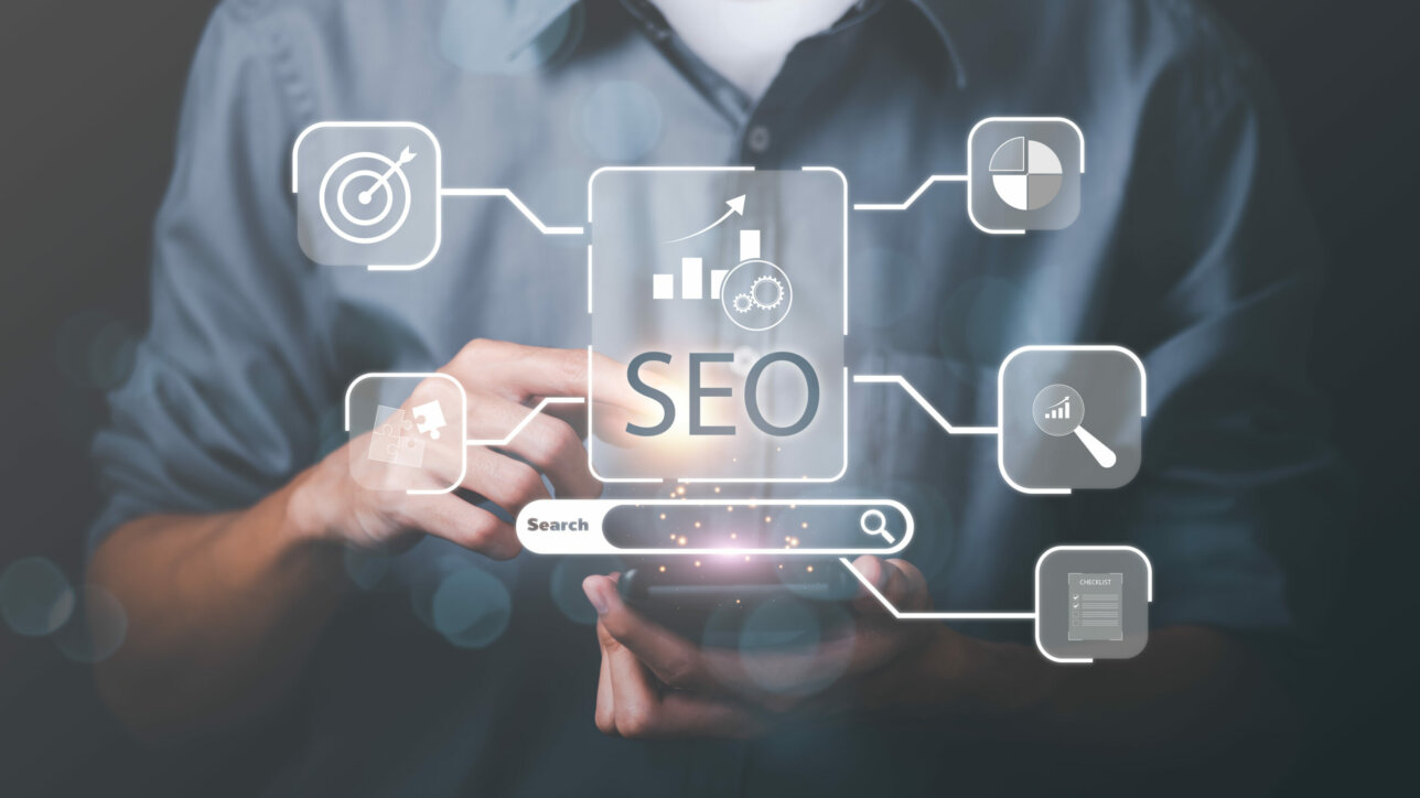 Marketer showing SEO concept through virtual icons , optimization analysis tools, search engine rankings, social media sites based on results analysis data ,Website rankings for best results